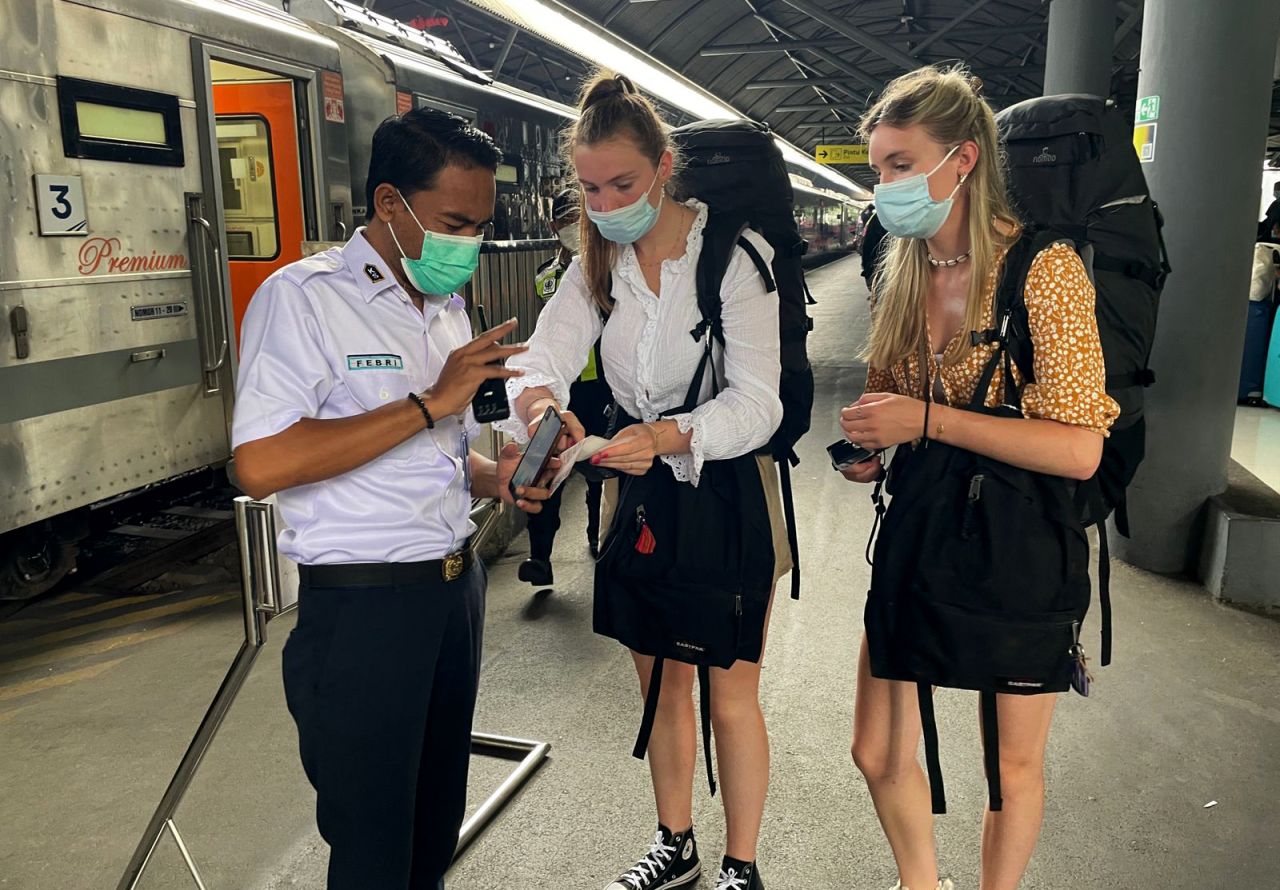 Dua penumpang mancanegara mendapat informasi saat tiba di Stasiun Surabaya Gubeng. (Foto: PT KAI Daop 8 Surabaya for jatimkini.com)