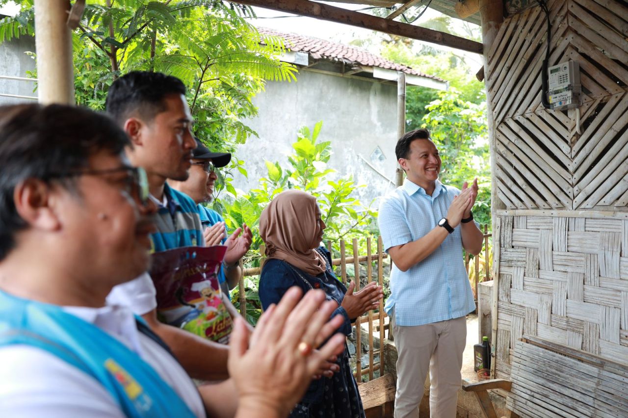 PT PLN (Persero) memberikan Bantuan Pasang Baru Listrik (BPBL) kepada warga kurang mampu di Kabupaten Malang. (Foto: PLN for Jatimkini)