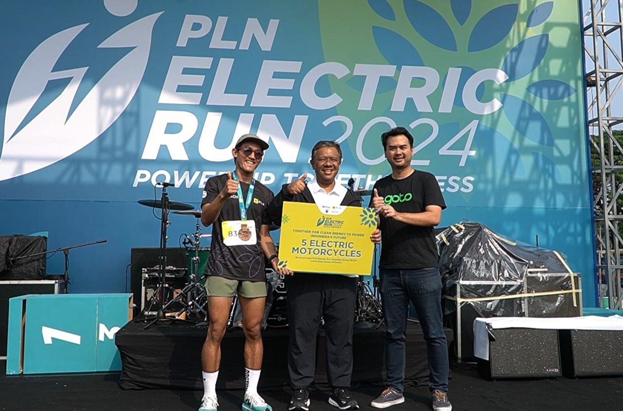 PT PLN (Persero) menyerahkan 5 (lima) unit motor listrik kepada lima pengemudi Ojol prasejahtera dalam ajang PLN Electric Run 2024. (Foto: PLN for Jatimkini