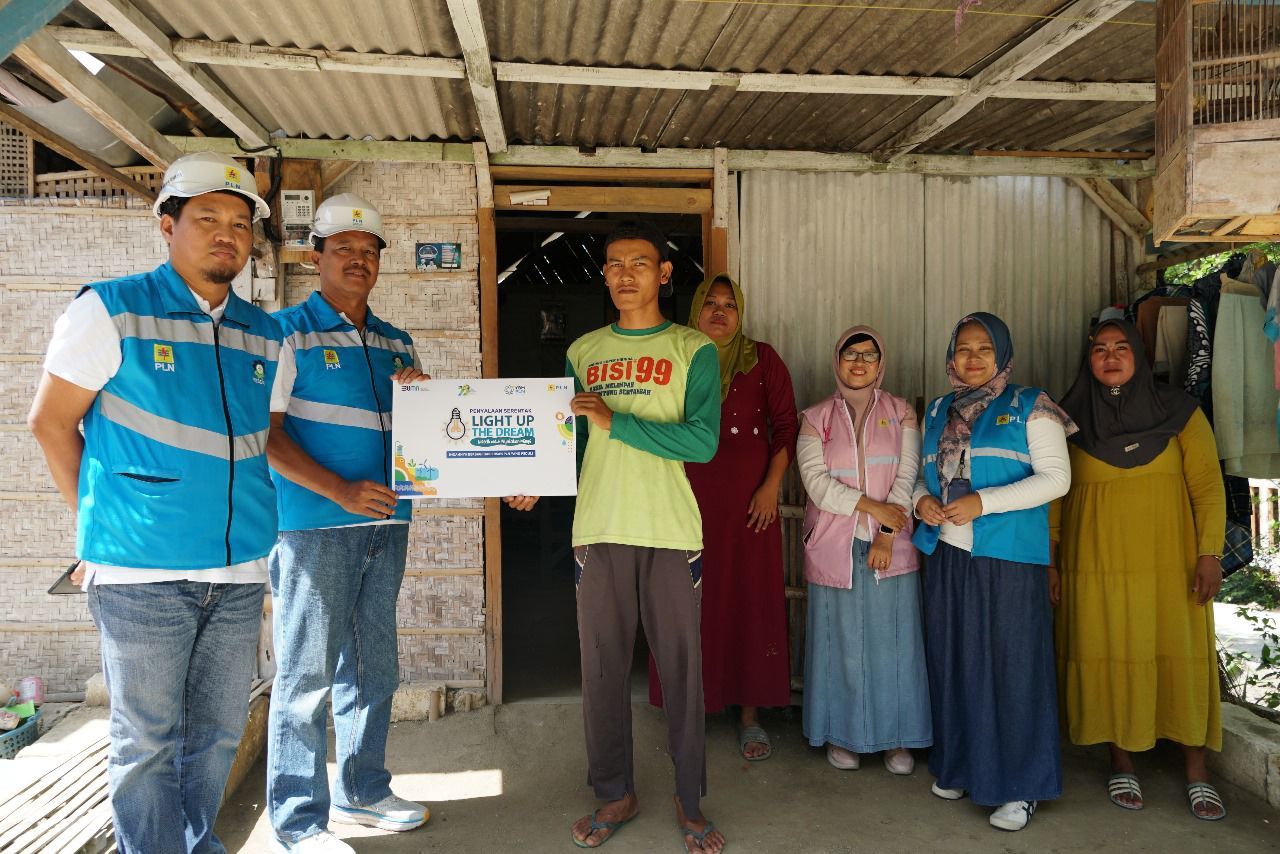 Peringati Hari Listrik Nasional ke-79, PT PLN (Persero) Unit Induk Distribusi (UID) Jawa Timur sambung listrik 189 masyarakat prasejahtera melalui program Light Upt The Dream (LUTD). (Foto: PLN for Jatimkini)
