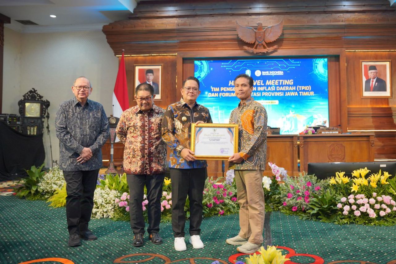 Pj. Gubernur Jawa Timur, Adhy Karyono serahkan penghargaan kepada General Manager PLN UID Jawa Timur, Ahmad Mustaqir dalam acara High Level Meeting Tim Pengendalian Pengendalian Inflasi (TPID) Provinsi Jawa Timur, Kamis (17/10).  (Foto: PLN for Jatimkini)