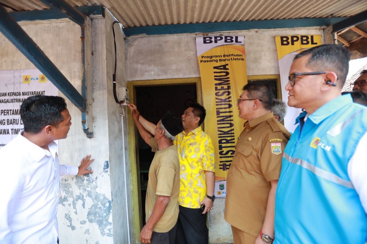 Penyalaan pertama program BPBL di Dusun Mojogandik, Desa Botoputih, Kecamatan Tikung, Kabupaten Lamongan, Sabtu (28/9). (Foto: PLN for Jatimkini)