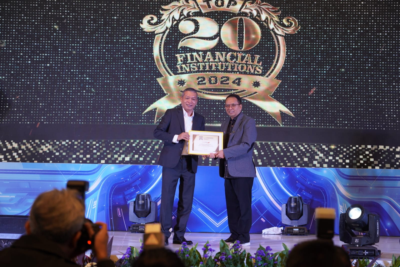 Direktur Keuangan, Treasury & Global Services Bank Jatim Edi Masrianto saat menerima penghargaan The Finance. Foto : BJTM