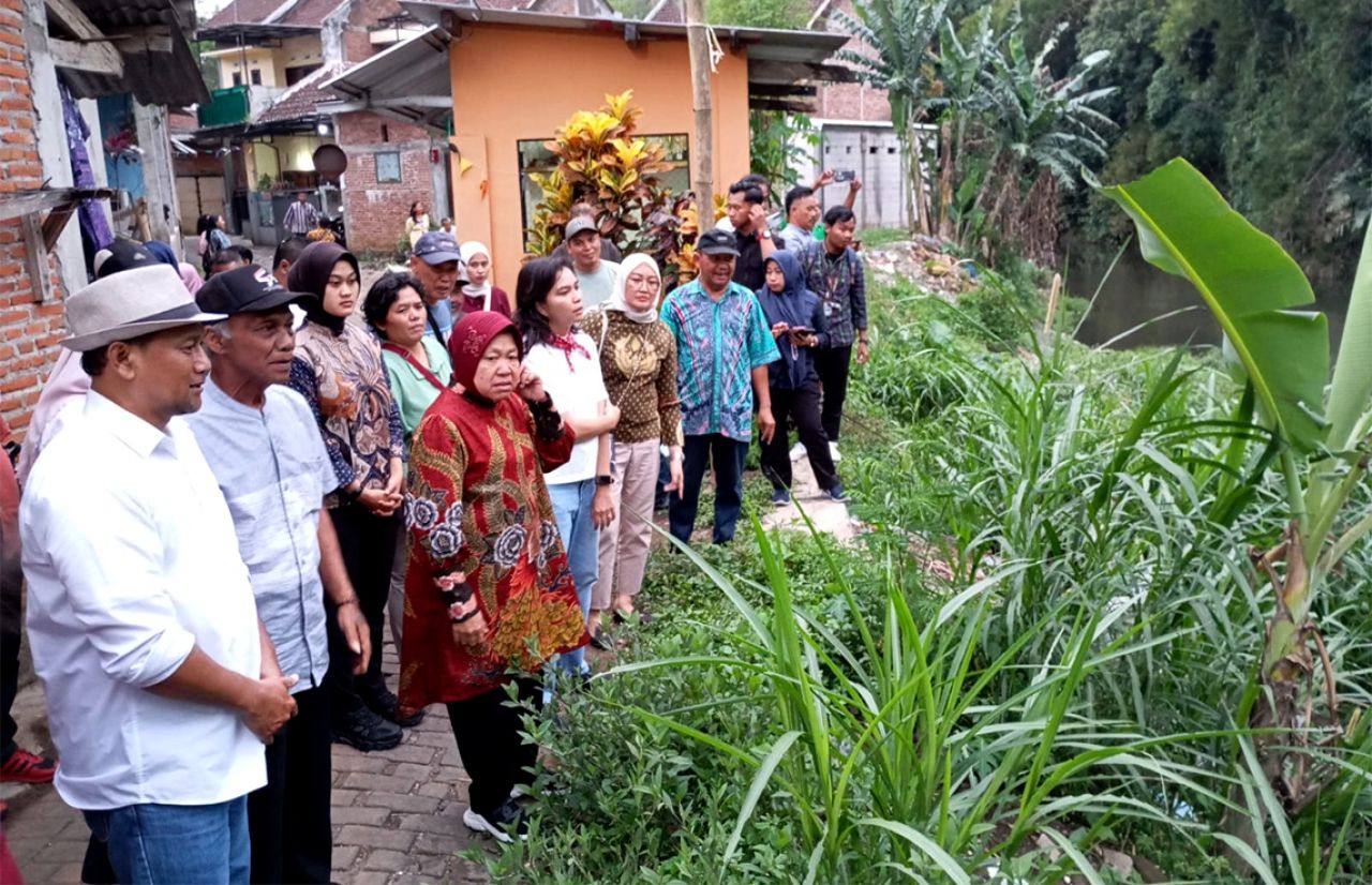 Cagub Tri Rismaharini meninjau sungai Kampung Bandulan Gang 1, Kecamatan Sukun, Kota Malang, Kamis (3/10/2024). (Foto: tim media Tri Rismaharini for jatimkini.com)