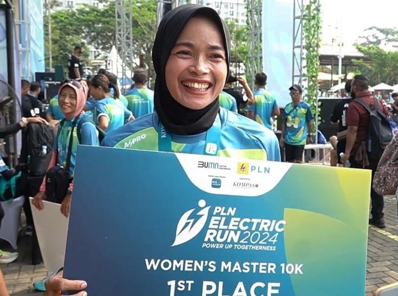 Waliyanti, Juara 1 kategori master jarak 10K. (Foto: PLN for Jatimkini)