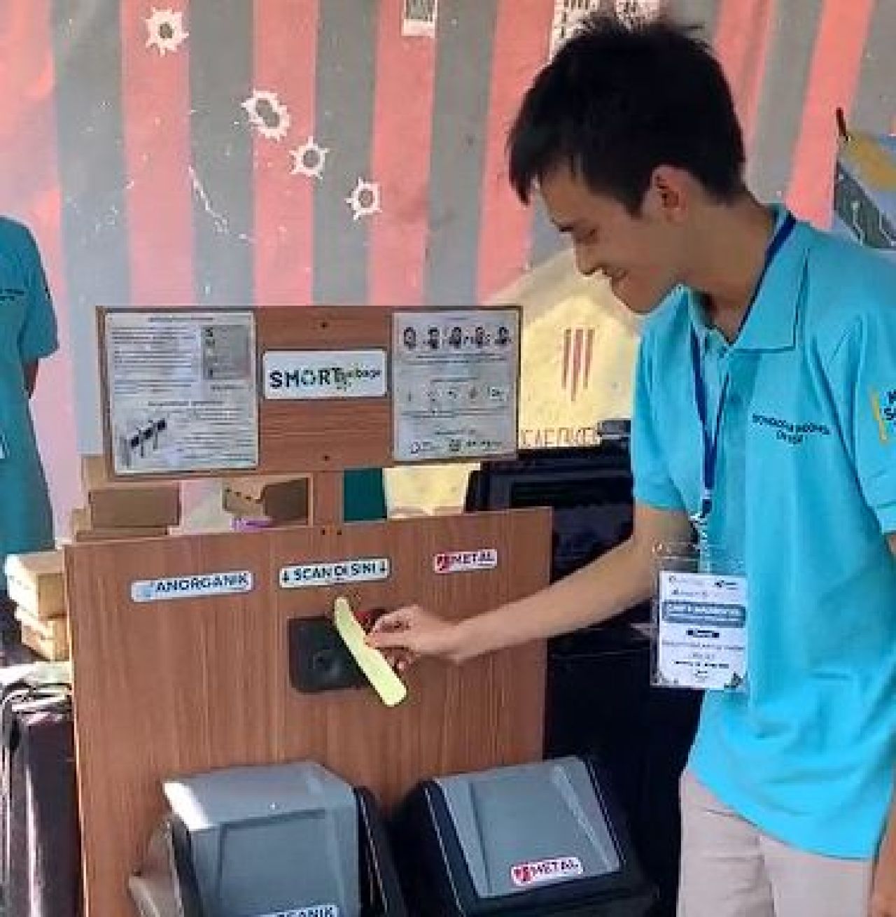 Mahasiswa Fakultas Sains dan Teknologi Universitas Islam Negeri Sumatera Utara (UIN Sumut), Dhimas Kurniawan berhasil ciptakan Tong Sampah Pinter (Foto: Jatimkini.com/Ilham)
