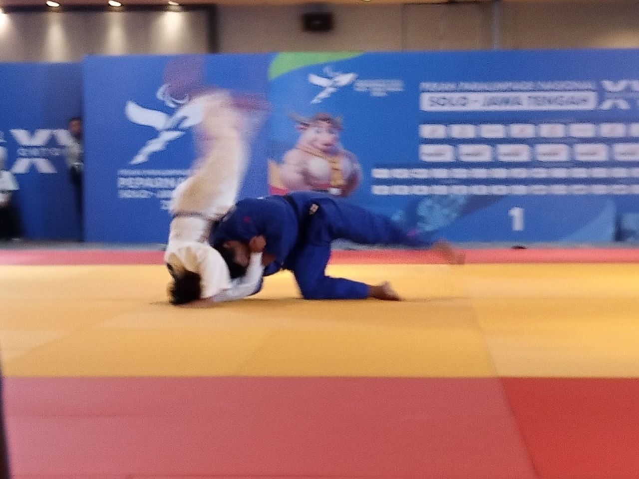 Dalam hitungan detik Tony Ricardo Mantolas (biru) berhasil mengalahkan atlet Judo asal Kalsel ( Foto: Jatimkini.com/Ali Topan )
