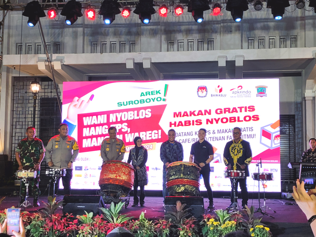 peluncuran program "Wani Nyoblos Nang TPS, Mangan Wareg" di Kawasan Wisata Kota Lama Surabaya. Foto : Peni Widarti
