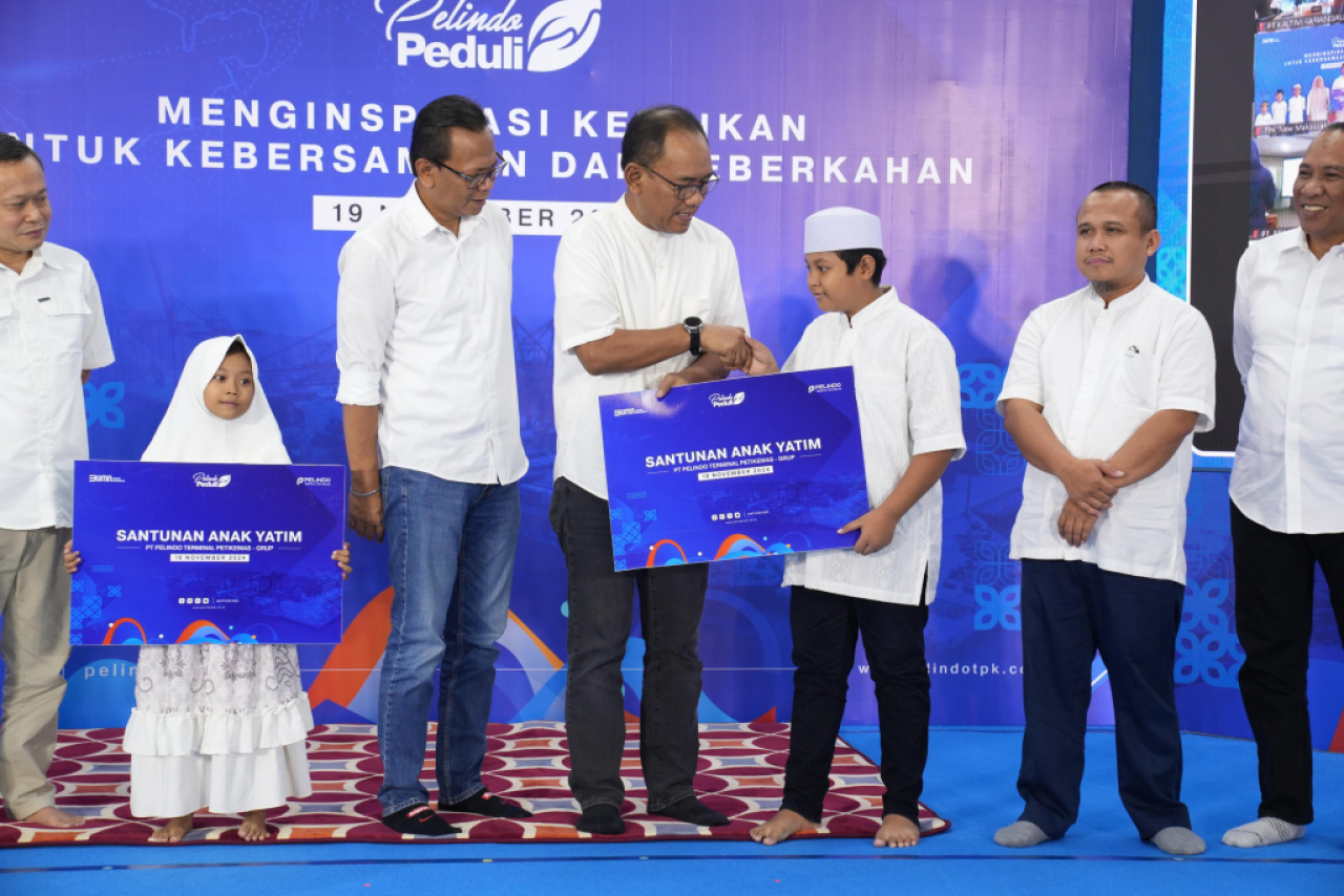 Seremoni penyaluran bantuan dan santunan bagi ribuan anak yatim oleh Pelindo Terminal Petikemas. Foto : SPTP