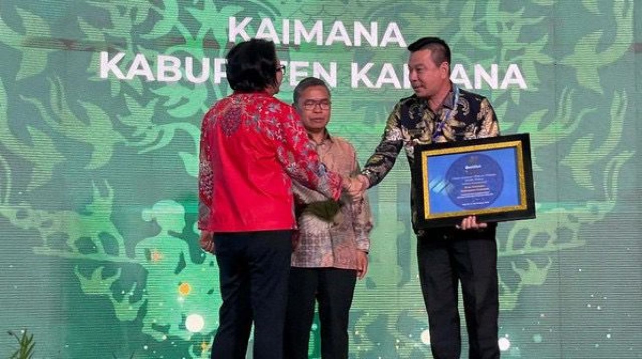Bupati Kaimana Freddy Thie saat menerima penghargaan Adipura dari Kementerian Lingkungan Hidup  dan Kehutanan Ri atas prestasi dalam pengelolaan lingkungan di perkotaan Kaimana ( Foto : Humas Kab. Kaimana for Jatimkini.com )