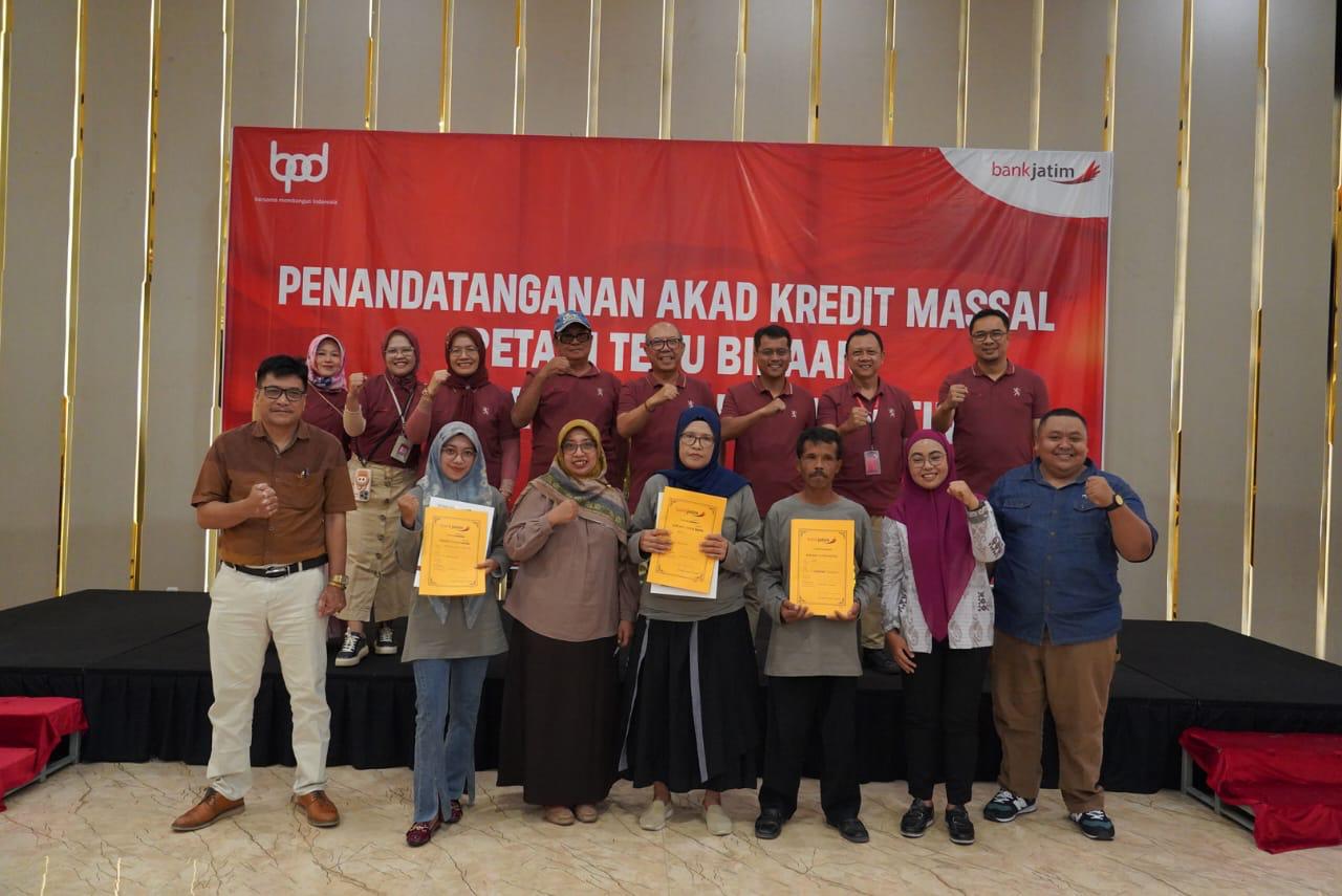 Petani tebu di Madiun saat mengikuti akad kredit massal bersama Bank Jatim. Foto : BJTM
