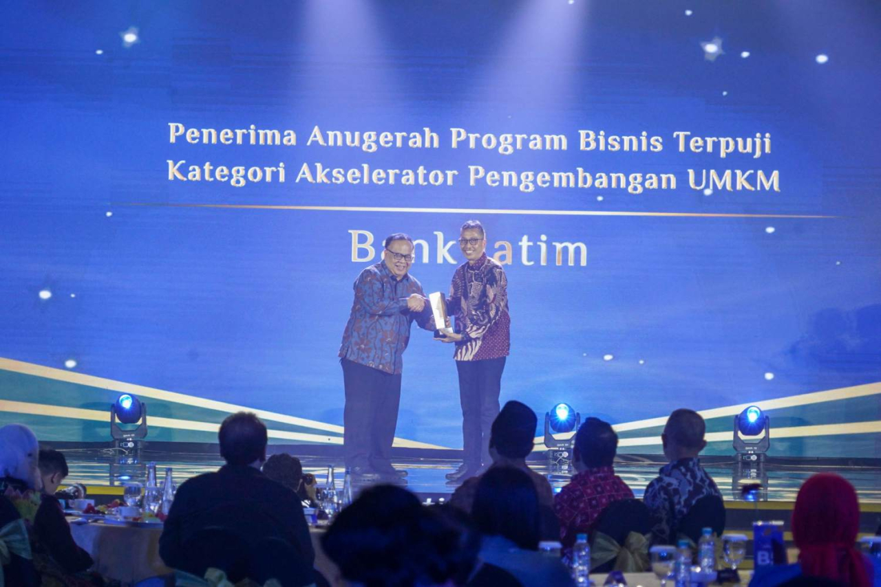 Dirut Bank Jatim Busrul Iman menerima penghargaan Detik Awards 2024 di Surabaya. Foto : BJTM