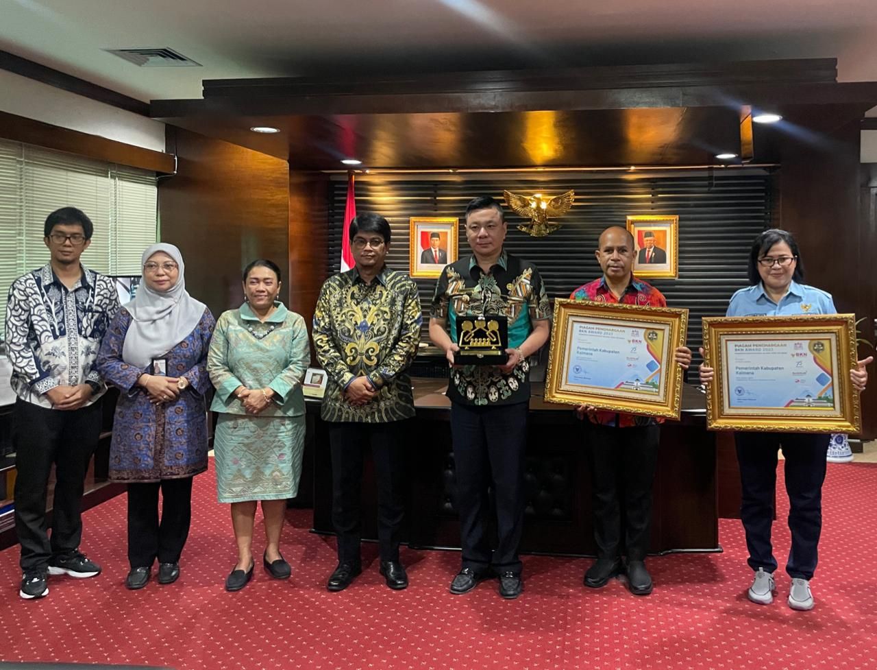 Kabupaten Kaimana kembali raih prestasi ditingkat nasional dengan meraih penghargaan di peringkat III atas capaian penerapan pemanfaatan data sistem informas dan CAT dari BKN RI ( Foto : Humas Kab Kaimana for Jatimkini.com )