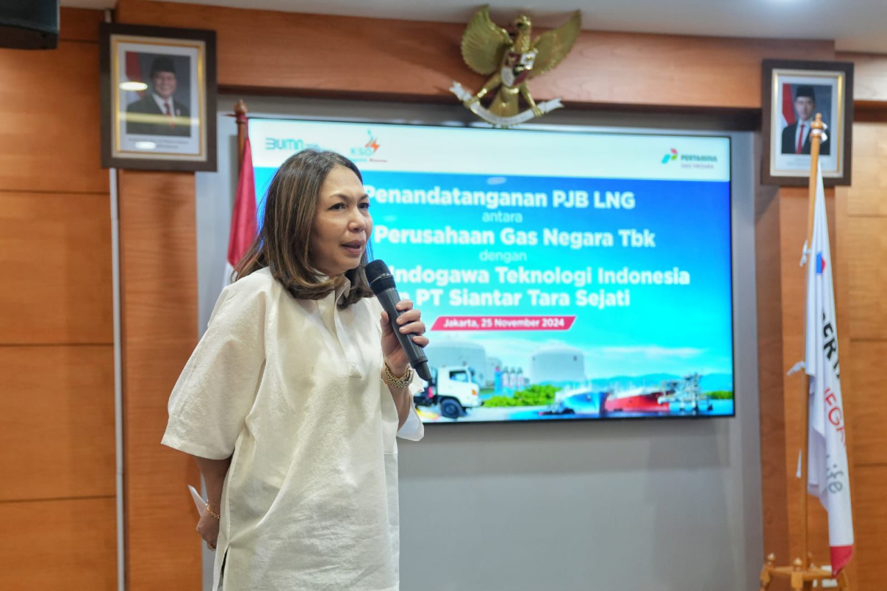Direktur Komersial PGN, Ratih Esti Prihatini saat menghadiri penandatanganan kerja sama perjanjian jual beli LNG untuk kawasan Indonesia Timur. Foto : PGN