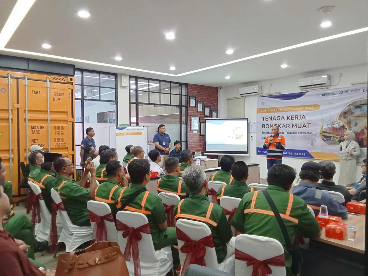 Direktur SDM PTSP Ady Sutrisno saat memberikan sosialisasi keselamatan kepada TKBM. Foto : SPTP