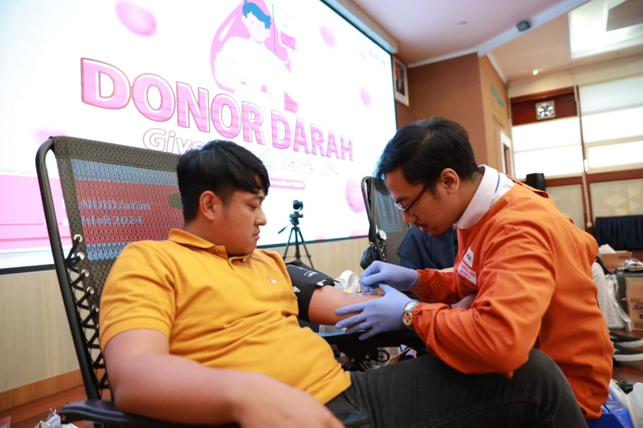 PT PLN (Persero) Unit Induk Distribusi (UID) Jawa Timur menggelar aksi donor darah yang bekerja sama dengan Unit Donor Darah PMI. (Foto: PLN for Jatimkini)