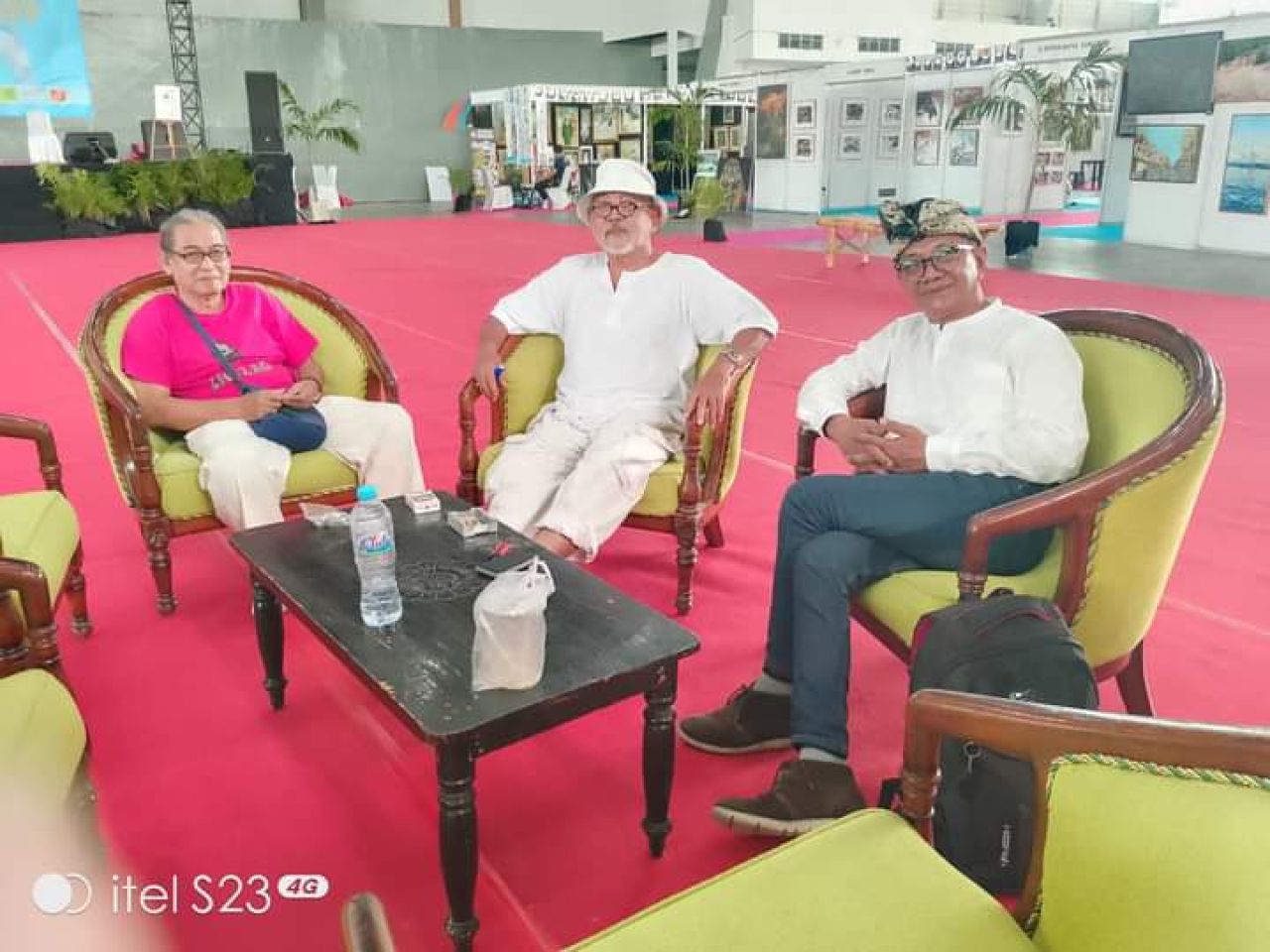 M. Anis, motor PSLI bersama Rokimdakas (jatimkini.com) dan Bambang Jazz, koordinator hiburan.(Foto : Jatimkini.com/Rokimdakas).
