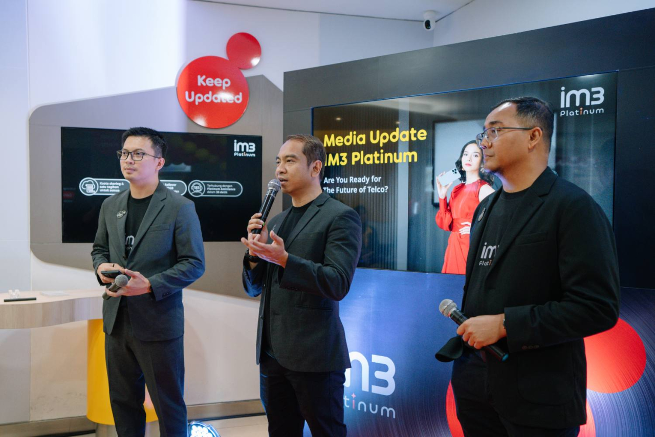 Dari kiri-kanan, VP Head of Postpaid Operation IOH Ibnu Rinaldi, EVP Head of Circle Java IOH Fahd Yudhanegoro dan SVP Head of Region East Java IOH Prio Sasongko saat peluncuran IM3 Platinum di Plaza Marina Surabaya, Senin (25/11/2024). Foto : IOH