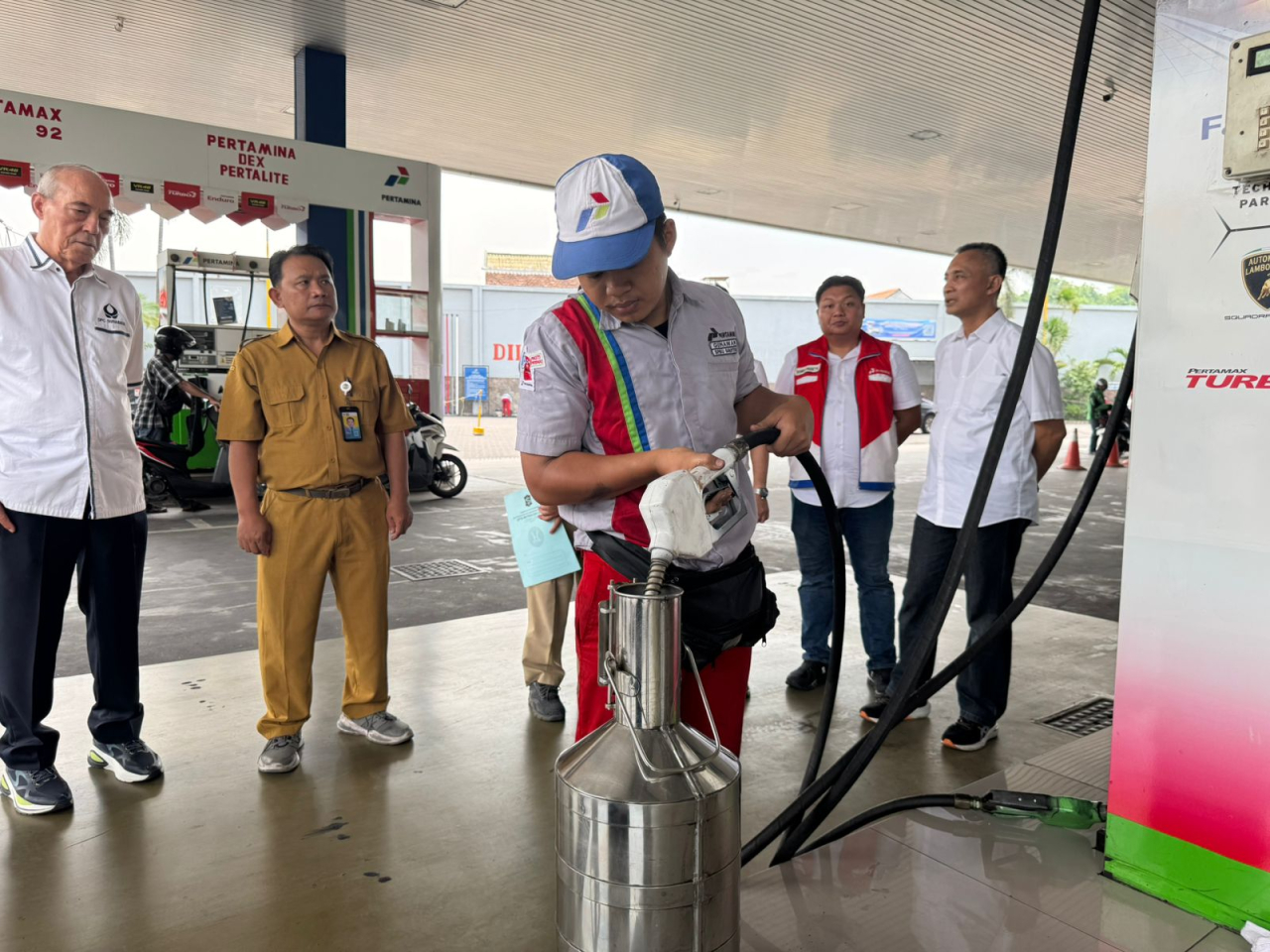 Pertamina lakukan inspeksi takaran BBM menjelang Nataru. Foto : Pertamina Patra Niaga