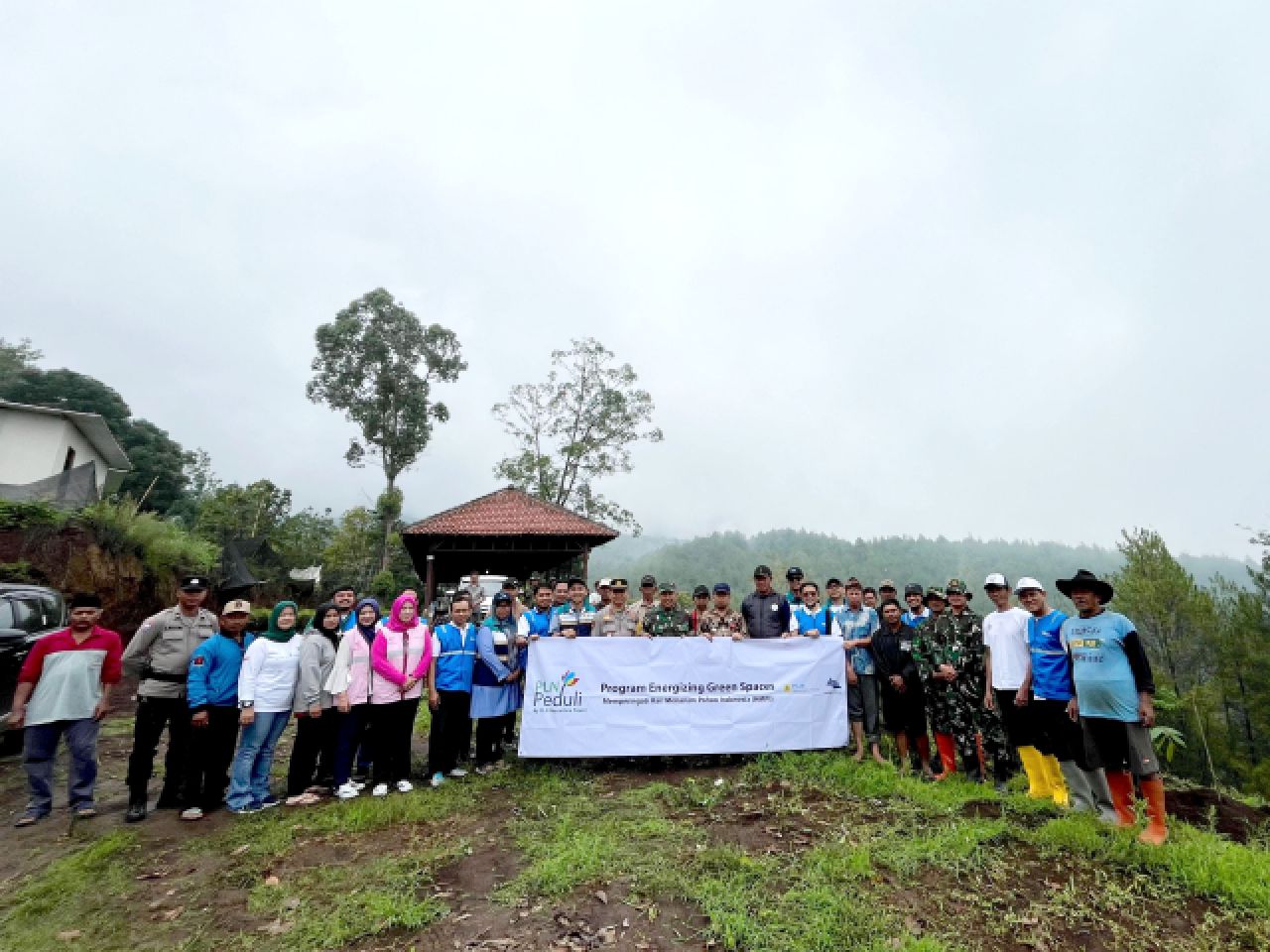 PLN Nusantara Power UP Brantas melaksanakan  Program Energizing Green Spaces dengan menanam 5.000 bibit tanaman produktif. Foto: PLN NP UP Brantas