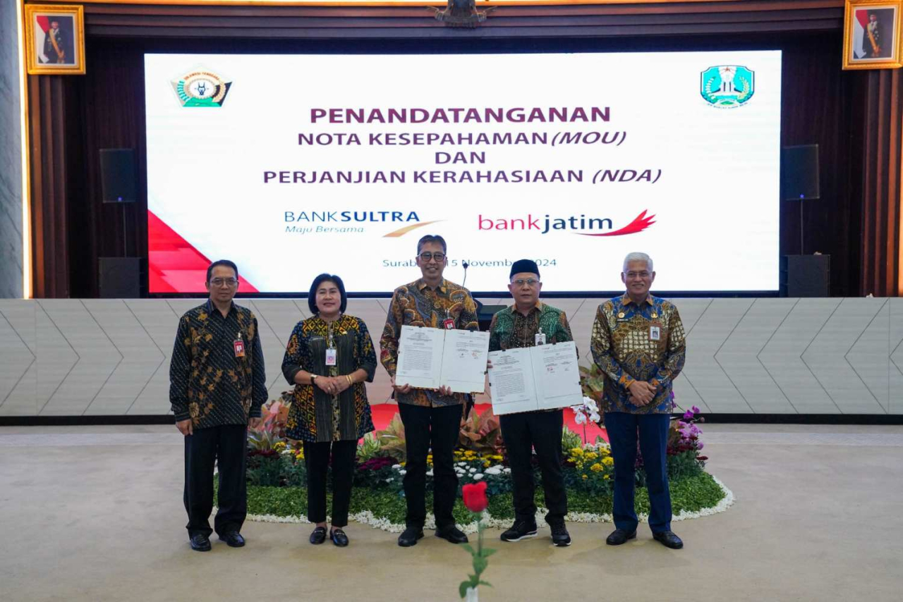 Direktur Utama BJTM saat melakukan MoU KUB dengan Bank Sultra. Foto : BJTM