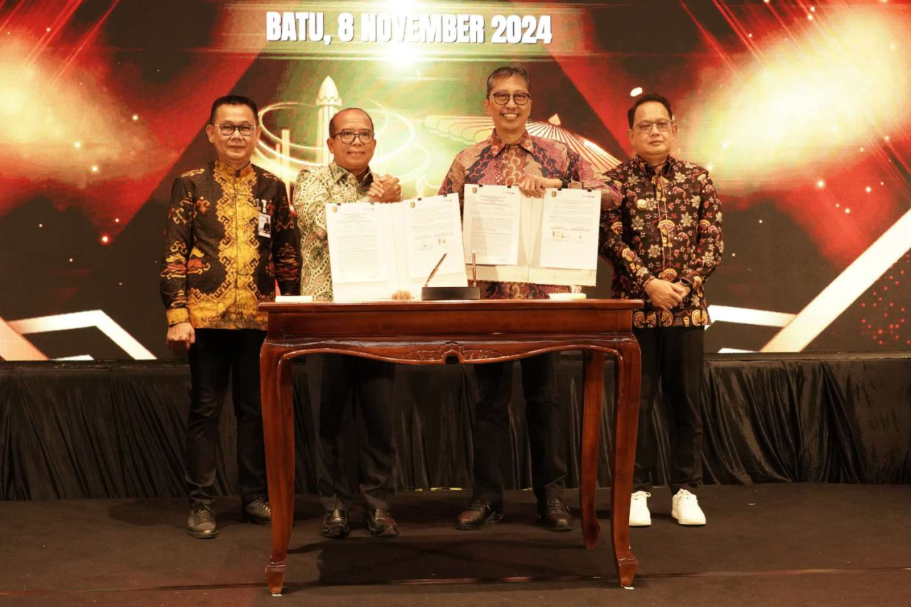 Proses penandatanganan perjanjian antara pemegang saham pengendali (Shareholder Agreement) Bank Jatim dengan Bank Lampung. Foto : BJTM
