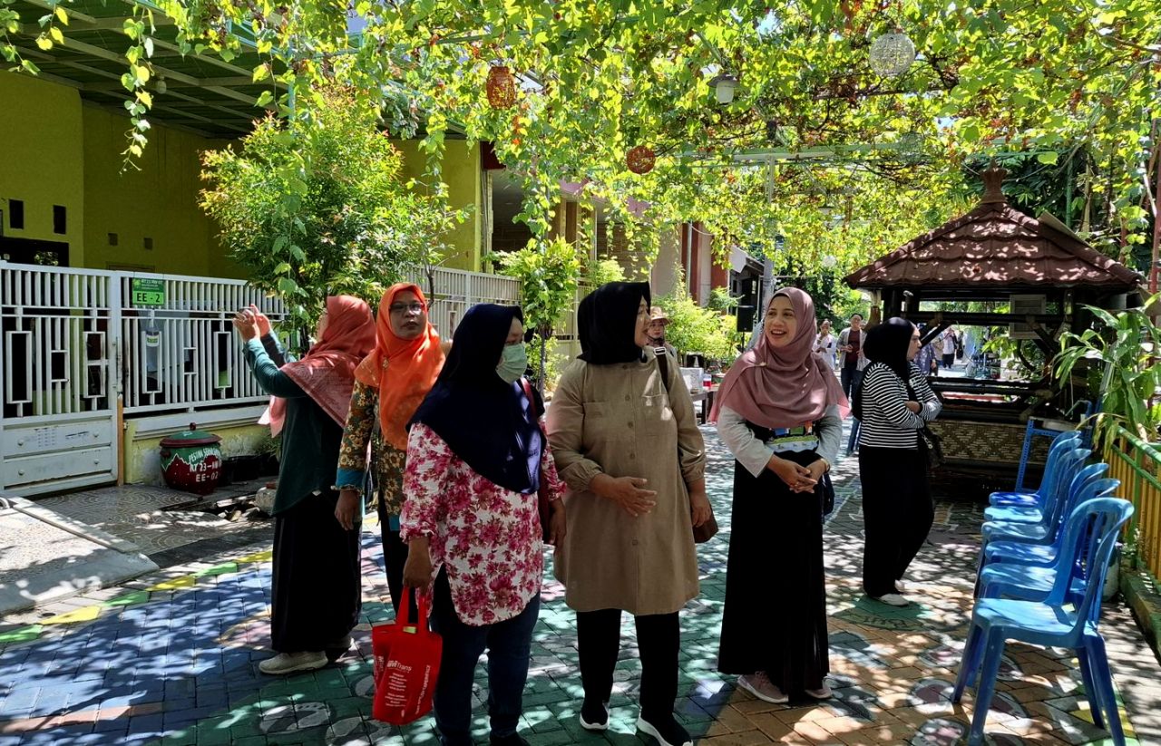 Menciptakan suasana yang asri, sehat, dan indah menjadi ilmu penting bagi warga Medokan Ayu, Surabaya.