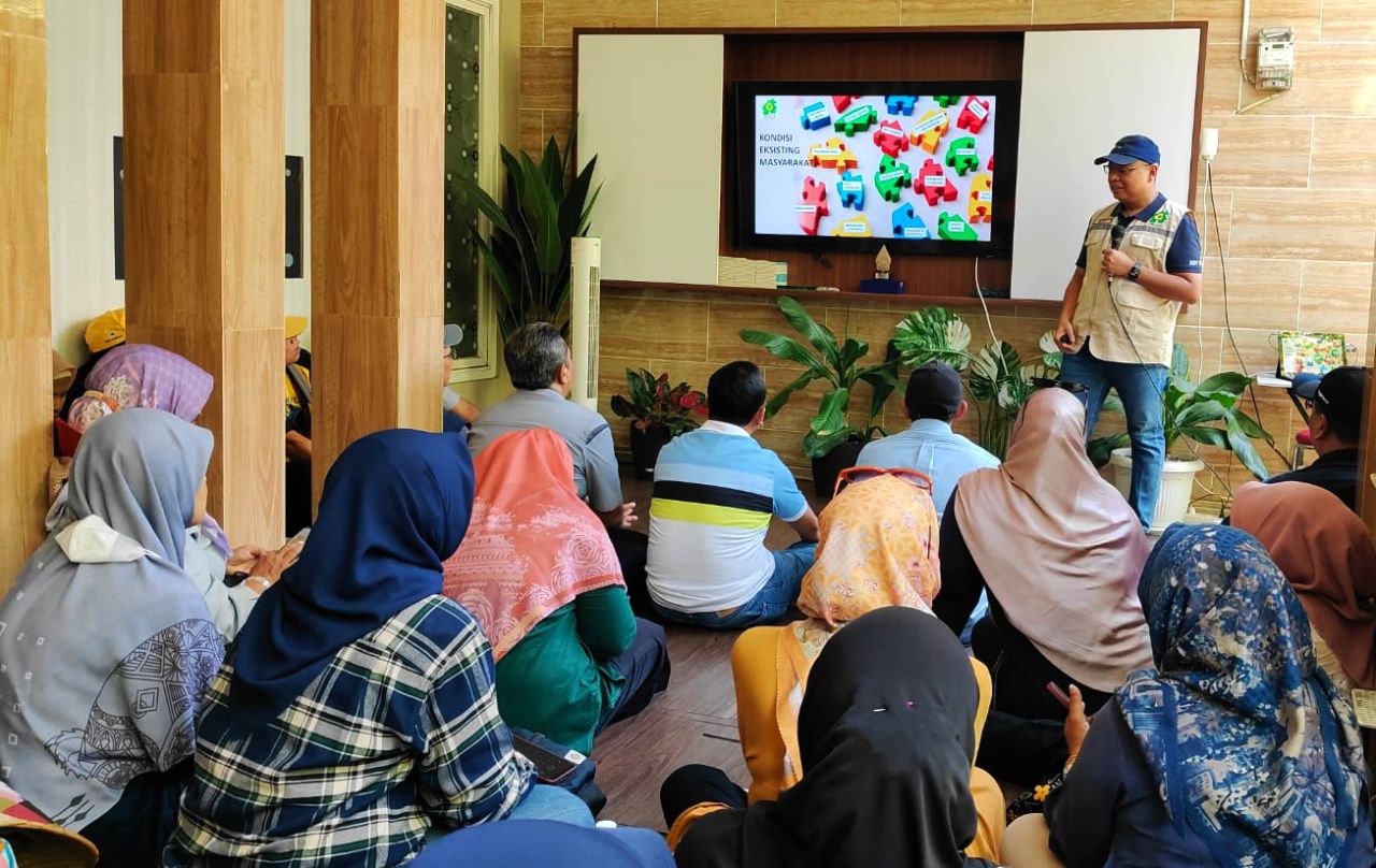 Warga medokan Ayu, Kecamatan Rungkut, Surabaya menerima paparan pentingnya pengelolaan sampah di Kampung Edukasi Sampah, Sidoarjo. (Foto-foto: KES for jatimkini.com)