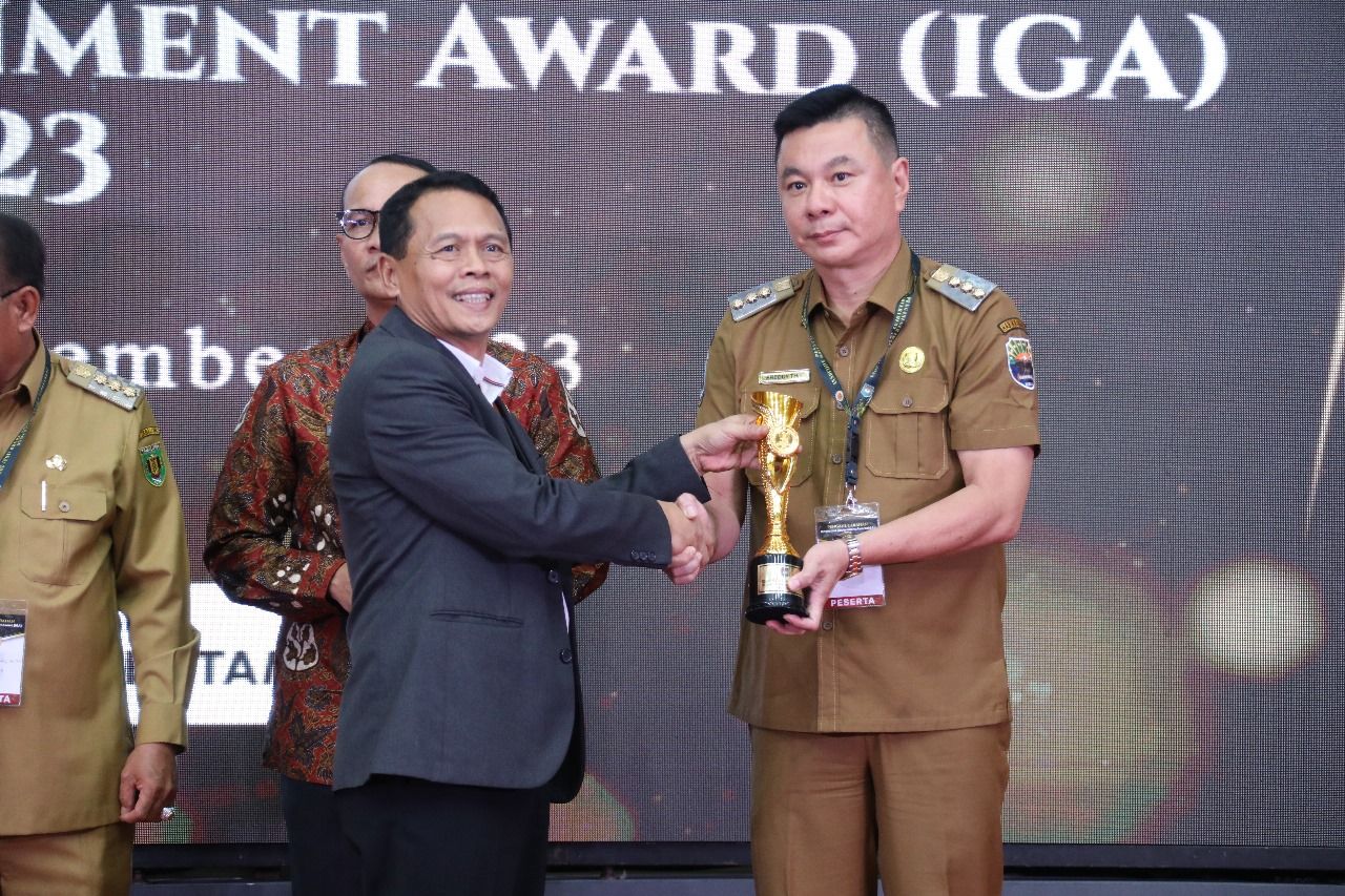 Bupati Kaimana Freddy Thie saat menerima penghargaan dari mendagri RI atas upaya pemerintah kabupaten Kaimana sebagai daerah paling inovatif ( Foto : Humas, kab Kaimana for Jatimkini.com )