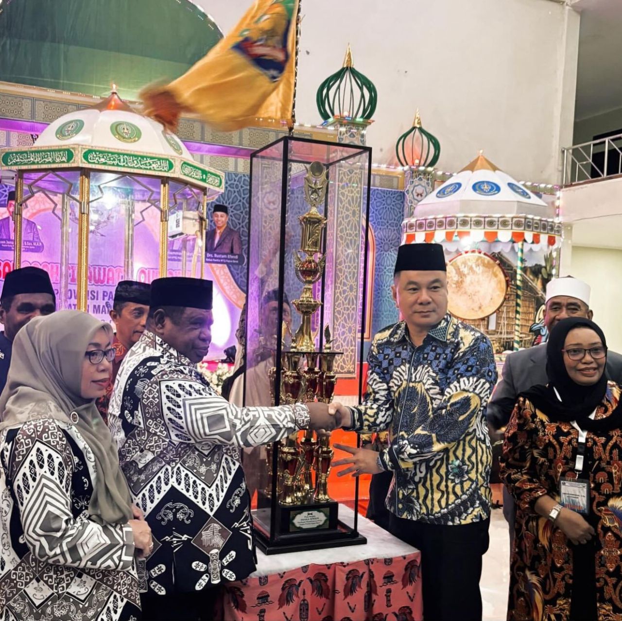 Bupati Freddy Thie saat menerima piala dimana kontingen MTQ kabupaten Kaimana sukses juara umum di ajang MTQ 2024 se-Provinsi Papua Barat ( Foto : Humas Kab, Kaimana for Jatimkini.com )