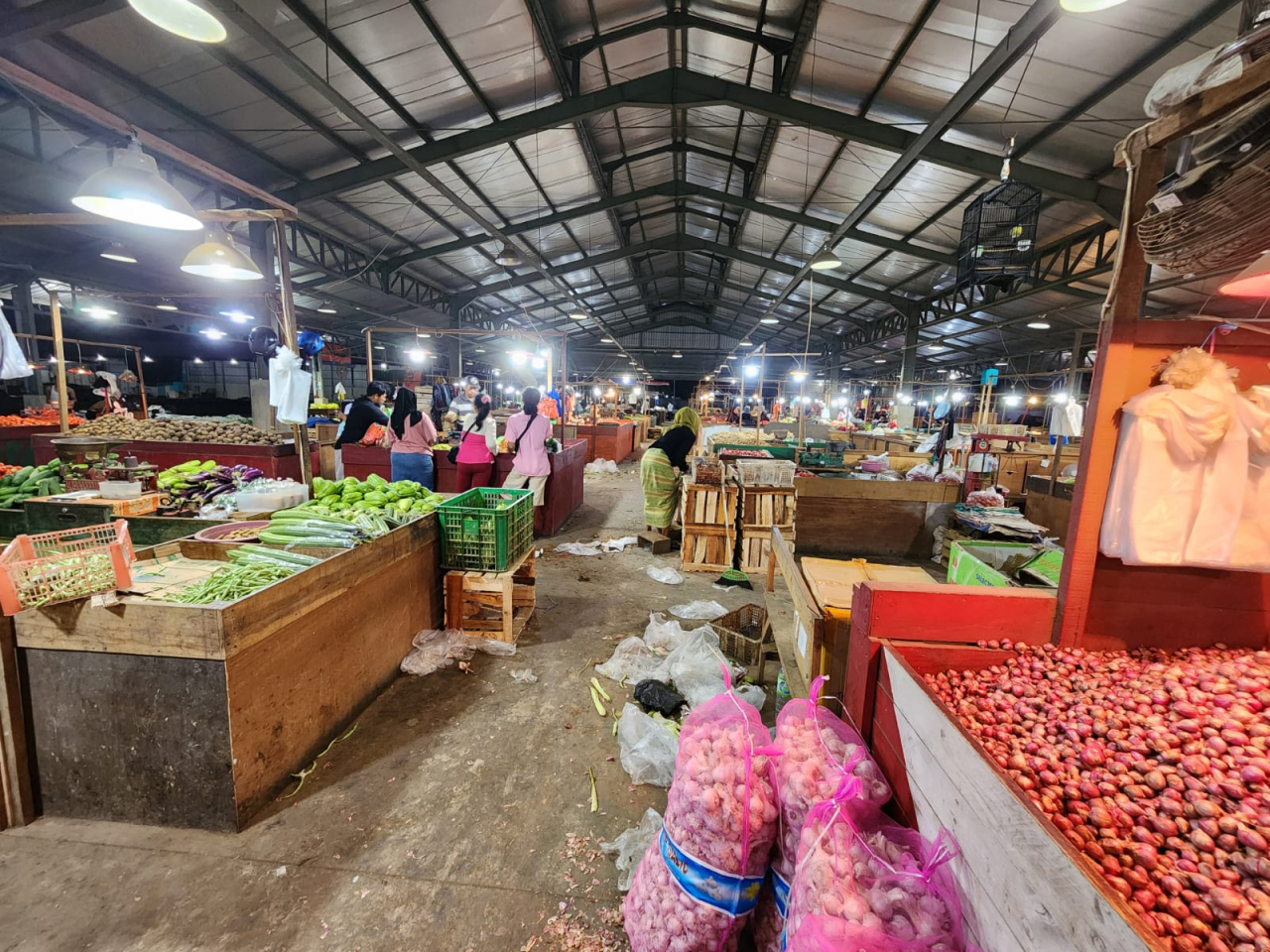 Ilustrasi. Suasana malam Pasar Induk Sidotopo Surabaya. Foto : Peni Widarti