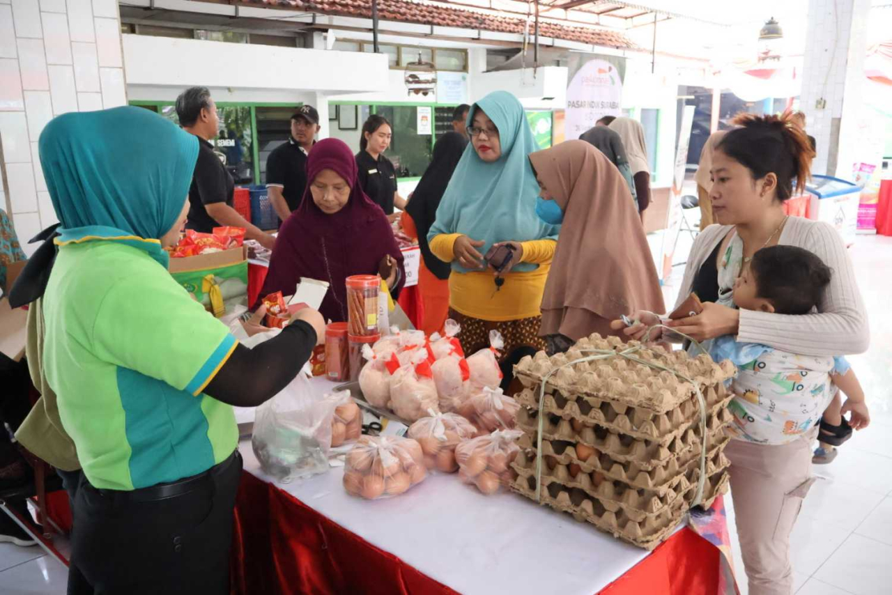 Kegiatan operasi pasar yang digelar Pemkot Surabaya. Foto : Pemkot Surabaya