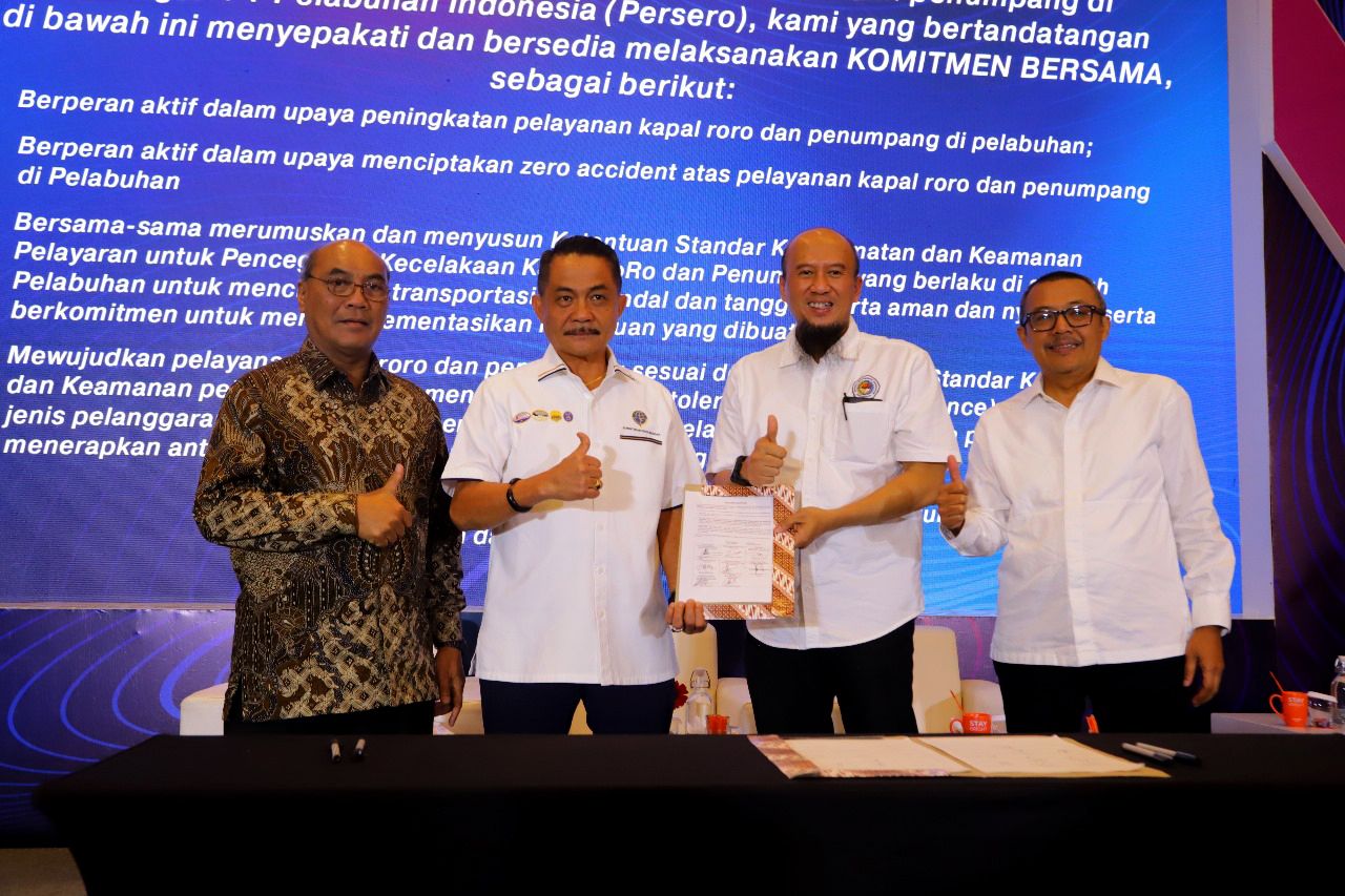 Direktur Pengelola Pelindo, Putut Sri Muljanto (kanan) bersama Direktur Operasional DLU selepas FGD terkait faktor keselamatan transportasi kapal ro ro di Pelabuhan Tanjung Perak. 