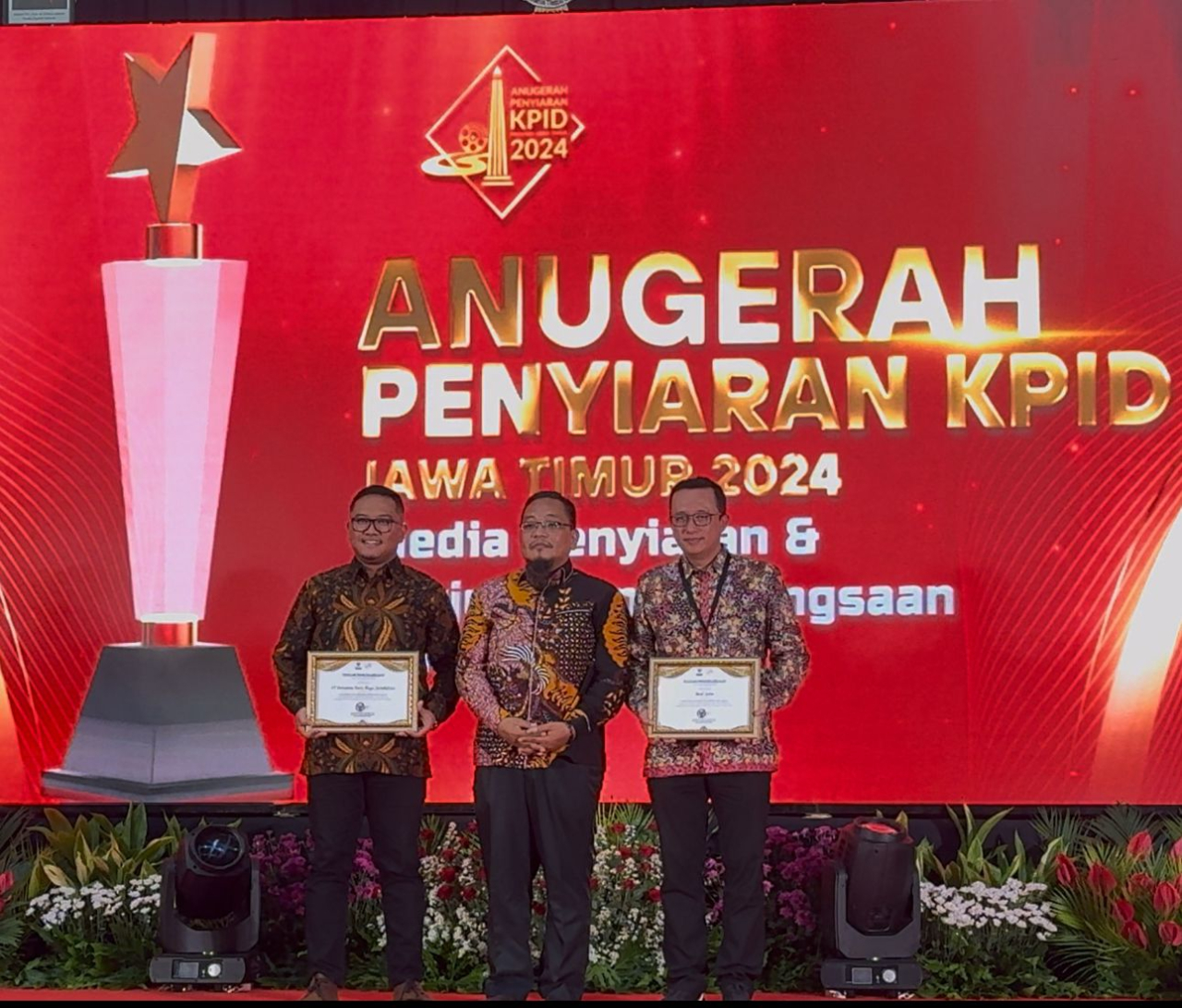 Area Manager Comm, Rel, & CSR PT Pertamina Patra Niaga Jatimbalinus Ahad Rahedi (kiri) saat menerima penghargaan KPID Jatim. Foto : Pertamina