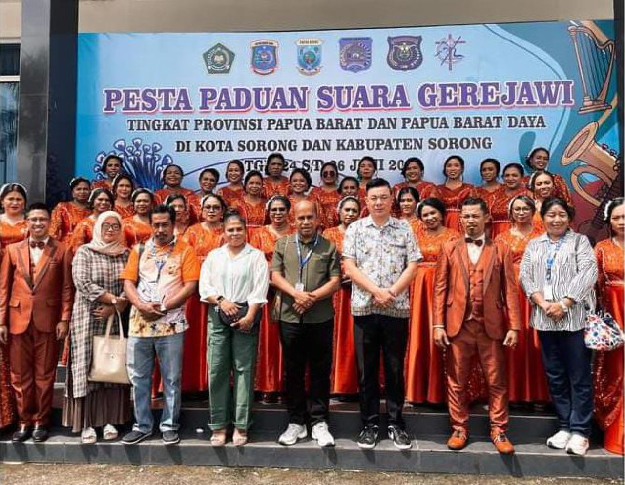 Kontingen Kabupaten Kaimana berhasil meraih juara umum di ajang Pesparawi  XIV se-Tanah Papua di tahun 2024. ( Foto : Humas Kab, Kaimana for Jatimkini.com )