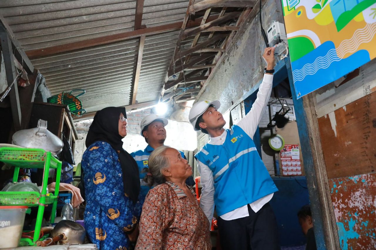 PT PLN (Persero) Unit Induk Distribusi (UID) Jawa Timur berbagi kebahagiaan dengan sambung listrik gratis warga tidak mampu di Jawa Timur. (Foto: PLN for Jatimkini)