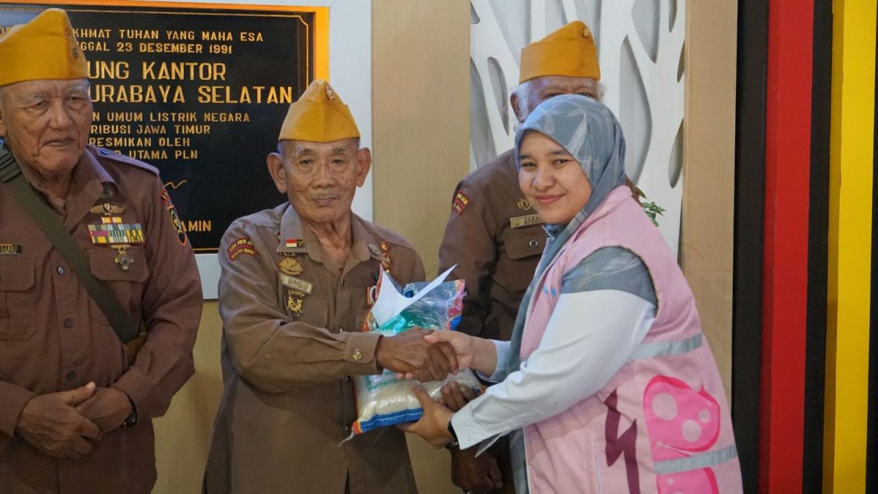 PLN UP3 Surabaya Selatan bersama YBM PLN berikan santunan kemanusiaan bagi para veteran. (Foto: PLN for Jatimkini)