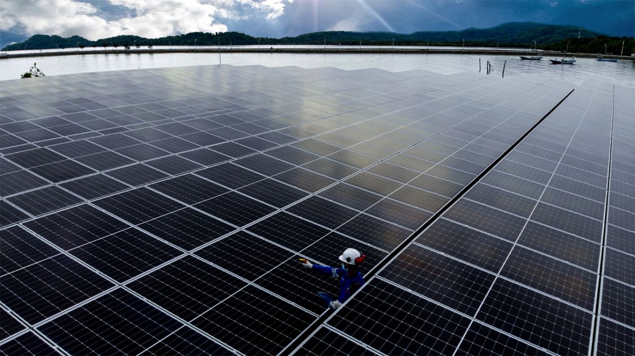 PLTS di Bawean yang dmiliki PLN NP mendorong tercapainya net zero emission di Indonesia. Foto: (PLN NP for jatimkini.com)
