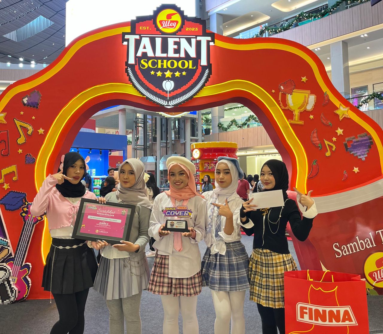 Siswa Muhammadiyah 10 Surabaya ( SMAM X) berhasil meraih juara 2 katagori Dance Cover Competition di ajang Uleg Talent School (UTS) ( Foto : Dok. WAG )