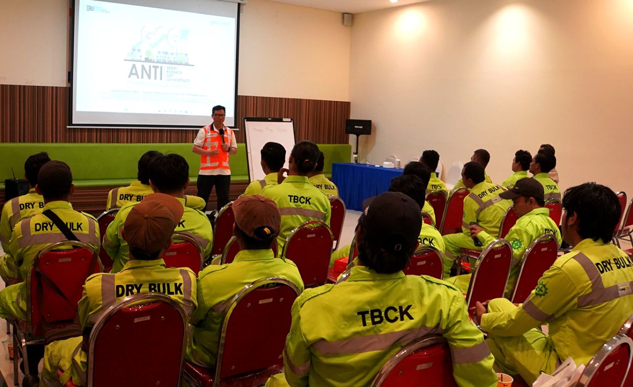 Tenaga kerja lasher dan TBCK mengikuti pelatihan safety awareness yang digelar Terminal Teluk Lamong selama November 2024. (Foto: TTL for jatimkini.com)