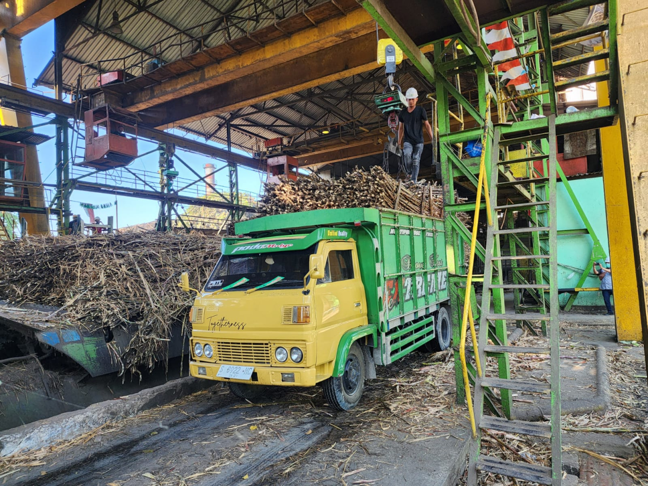 Truk mengangkut tebu yang siap untuk digiling di Pabrik Gula Gempolkrep. Foto : Peni Widarti