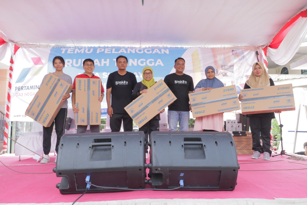 Area Head Surabaya SOR III PGN Arief Nurrachman memberikan sosialisasi terkait Jargas kepada pelanggan sebagai bentuk pelayanan prima PGN. FOTO : PGN