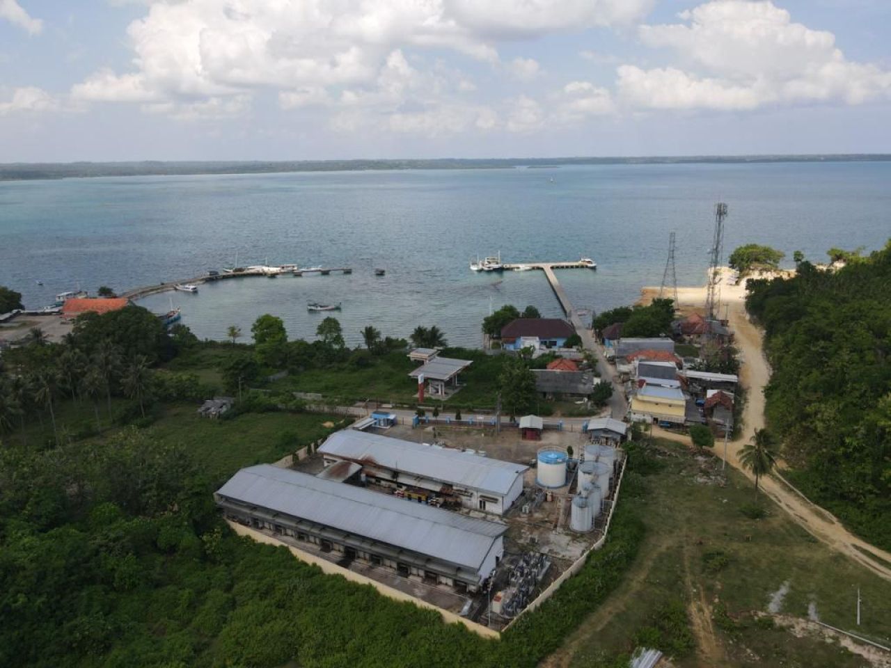 PLN resmi mengoperasikan tower 20 KV Kangean-Mamburit. (Foto: PLN for Jatimkini)
