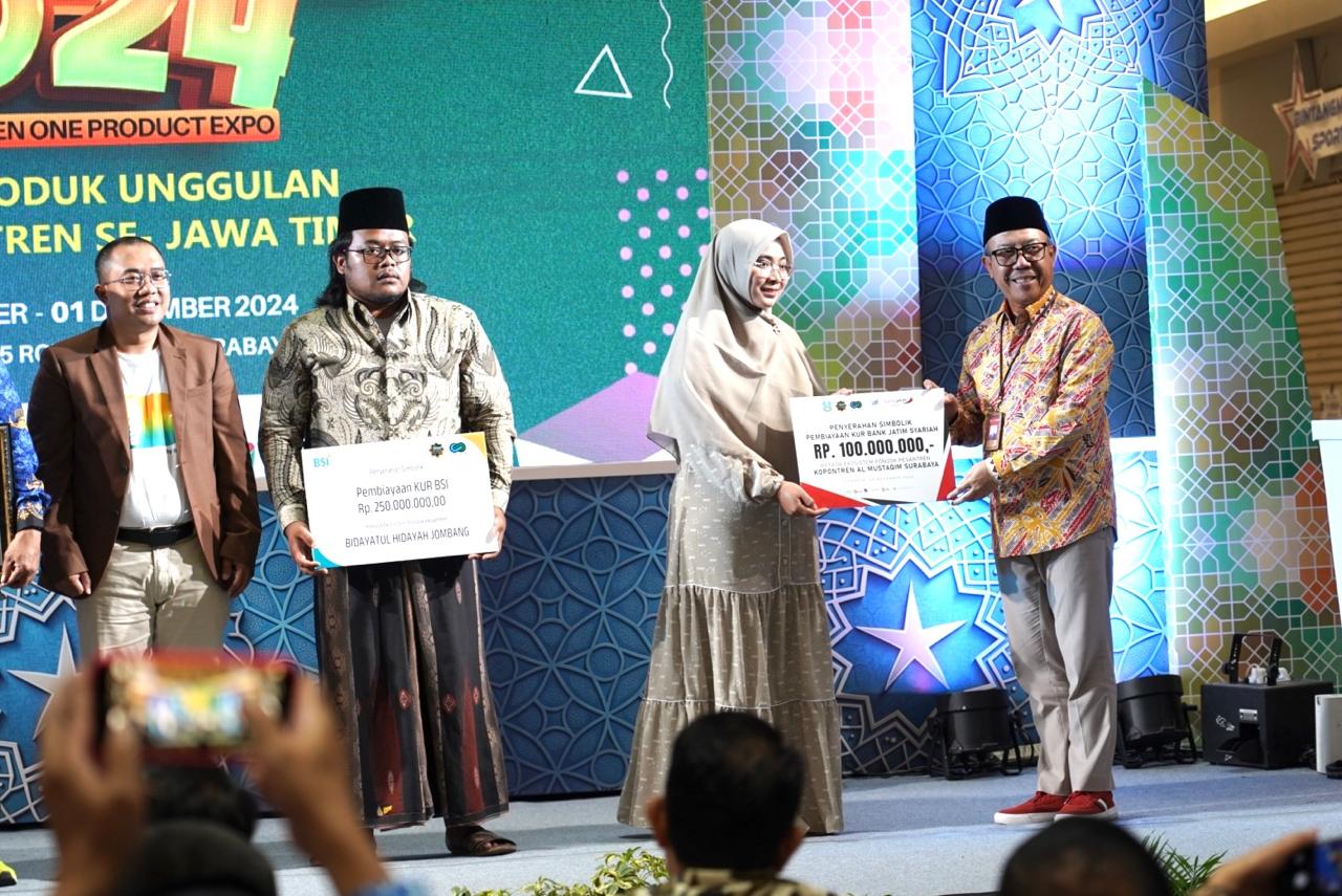 UUS Bank Jatim menyalurkan KUR Syariah di ajang OPOP Expo 2024. Foto : BJTM