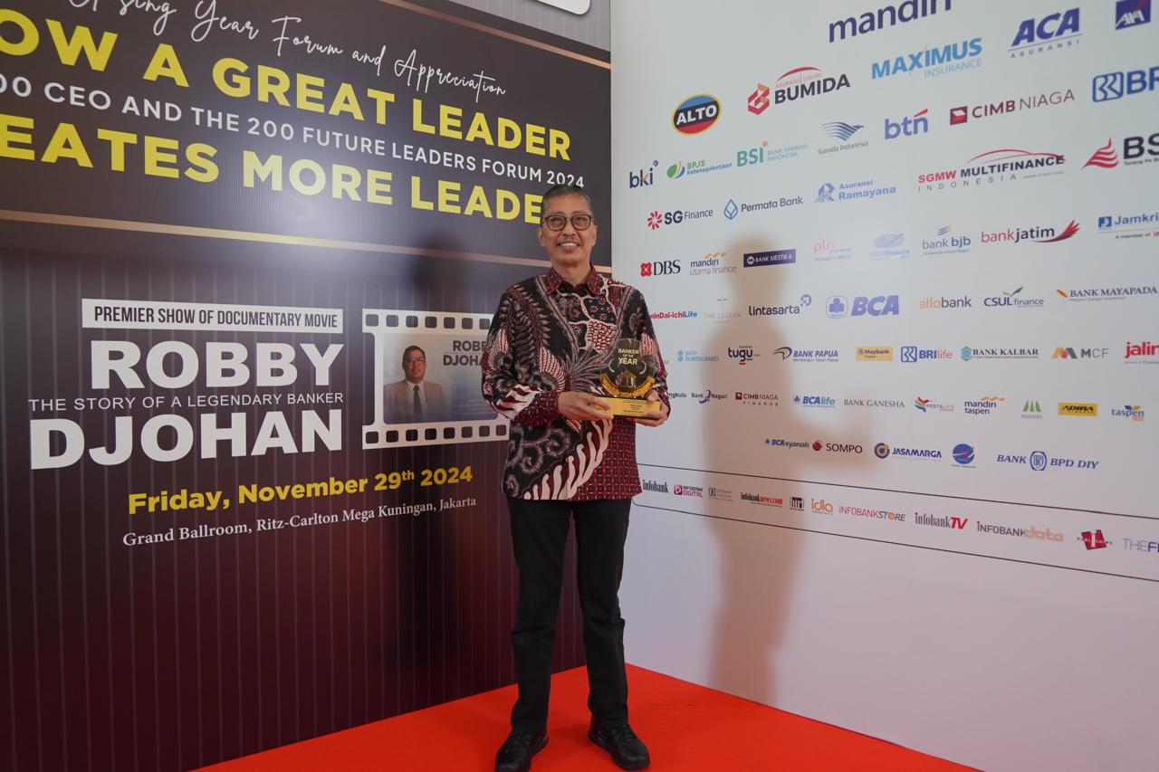Direktur Utama Bank Jatim Busrul Iman meraih anugerah penghargaan dari Infobank sebagai Banker of The Year 2024 dalam ajang Infobank Top 100 CEO & The 200 Future Leaders Forum 2024.  Foto : BJTM
