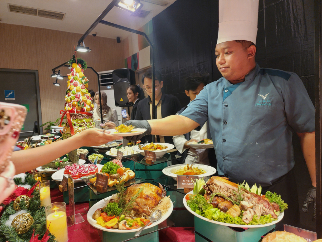 Salah seorang chef di The Southern Hotel Surabaya menyajikan beragam menu spesial Natal dan Tahun Baru bertajuk 'Back to School'. Foto : Peni Widarti