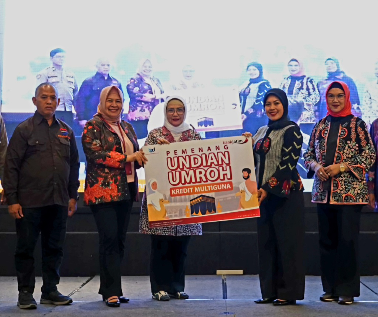 Gelaran program undian berhadiah umroh produk kredit multiguna Bank Jatim. Foto : BJTM