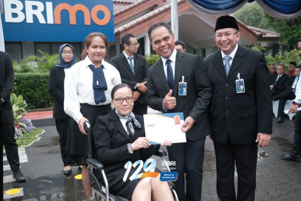 Penyerahan penghargaan masa kerja kepada karyawan BRI di HUT BRI ke 129. Foto : BRI