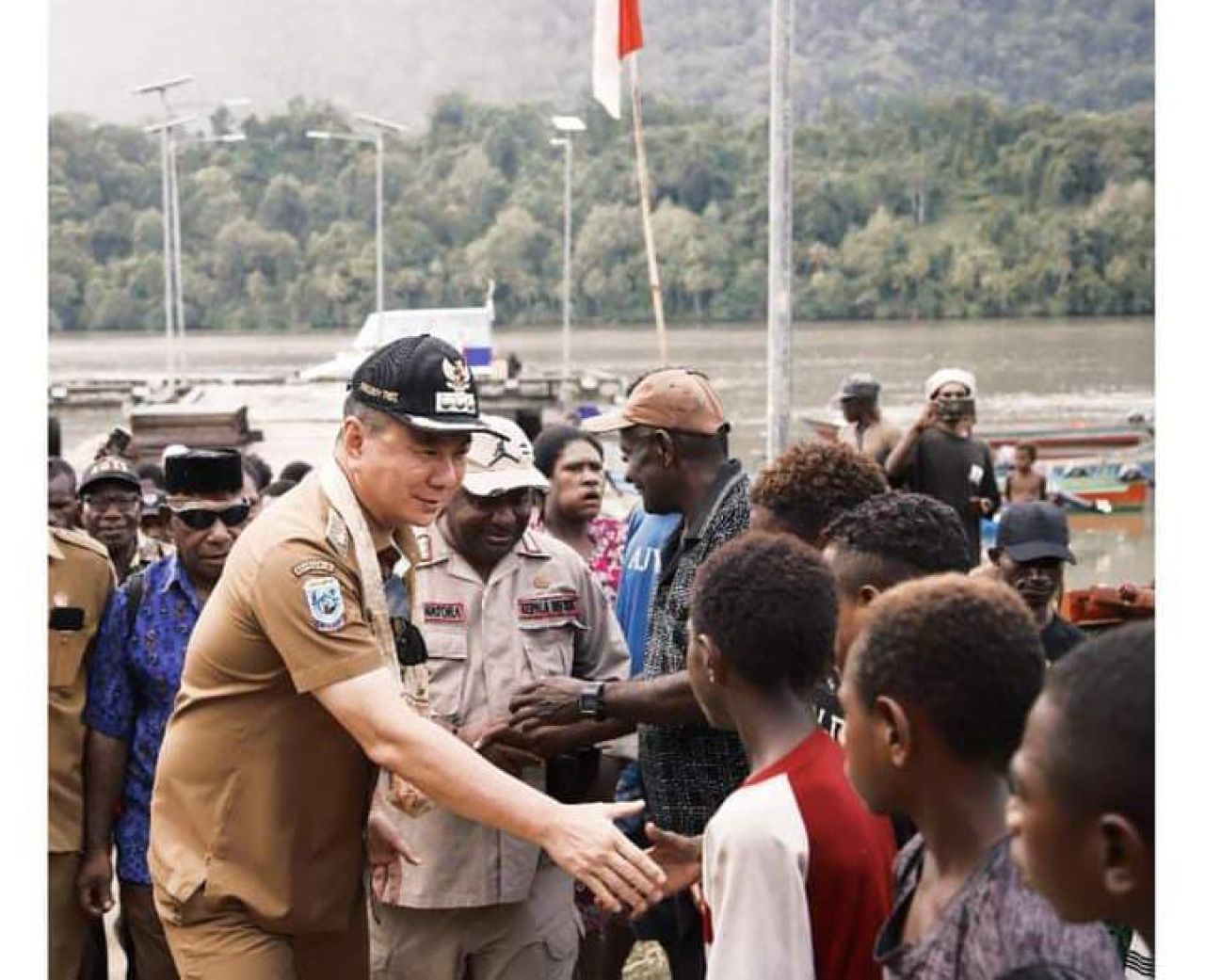Bupati Kabupaten Kaimana, Freddy Thie saat melakukan kunker dalam progres dan rencana pembangunan dan program di sejumlah desa Kaimana ( Foto : Humas Kab. Kaimana for Jatimkini.com )