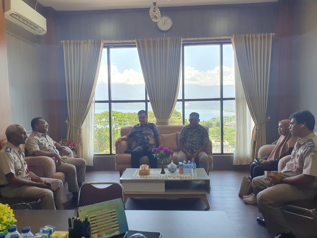 Bupati Kanupaten Kaimana, Freddy Thie melakukan pertemuan langsung dengan Kepala Kantor Wilayah Badan Pertanahan Nasional (Kakanwil BPN) Manokwari untuk membahas beberapa agenda strategis ( Foto : Humas Kab. Kaimana for Jatimkini.com )